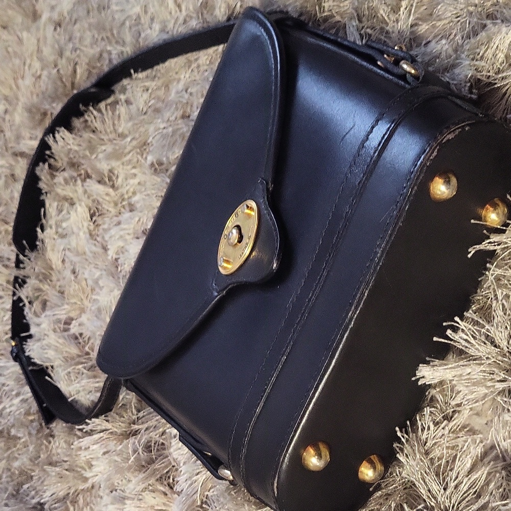 Y2K Vibtsge Victor Hugo Chic Black Crossbody Bag with Gold Accents - Picture 4 of 8